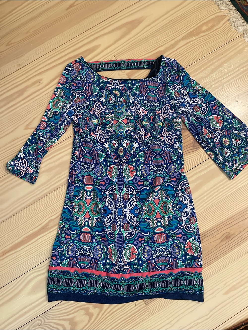 Laundry Dress - Lined sheath with V neck cut out in back .  Knee Length. XS